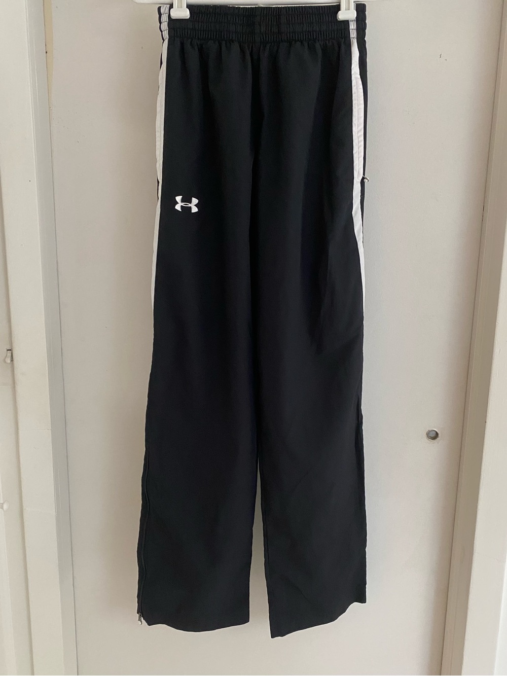 Woman’s Under Armour Black & White Track Pants Size Small